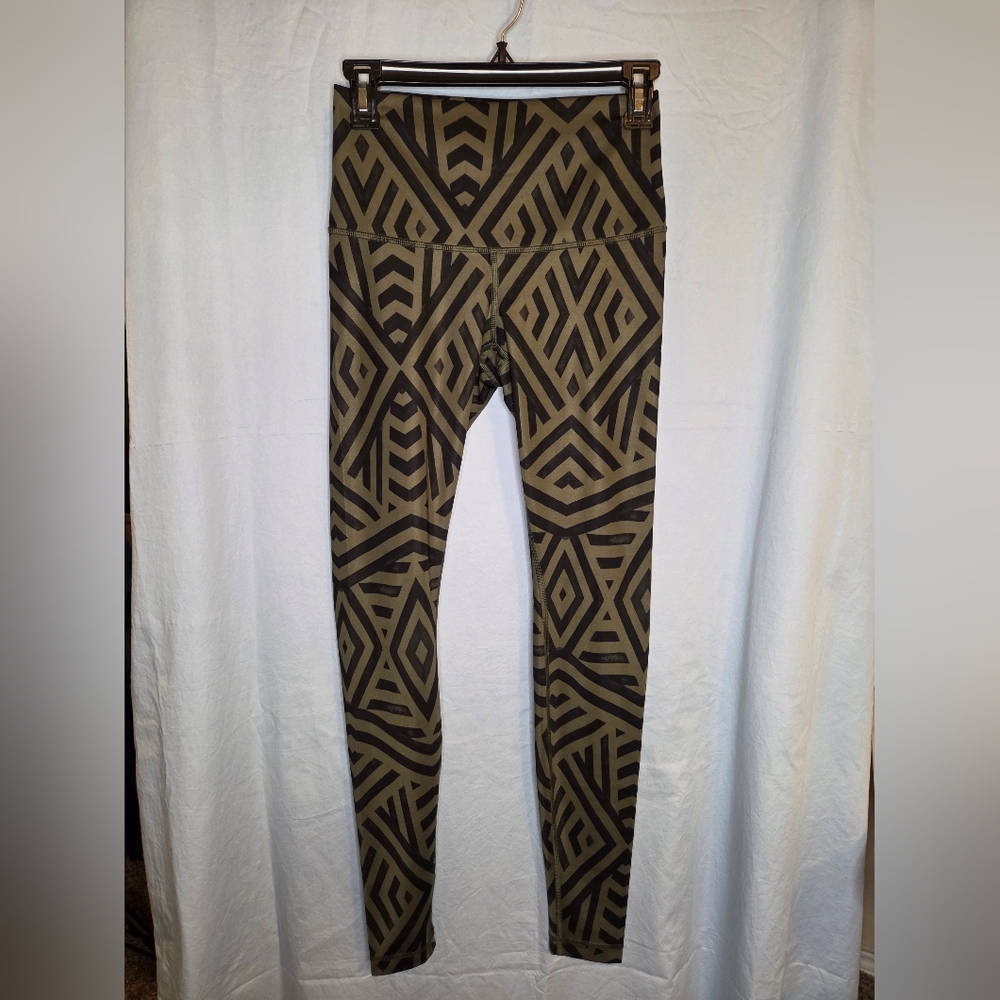 Lululemon Wunder Under Pant Luxtreme (Roll Down) in Chevron Green/Black